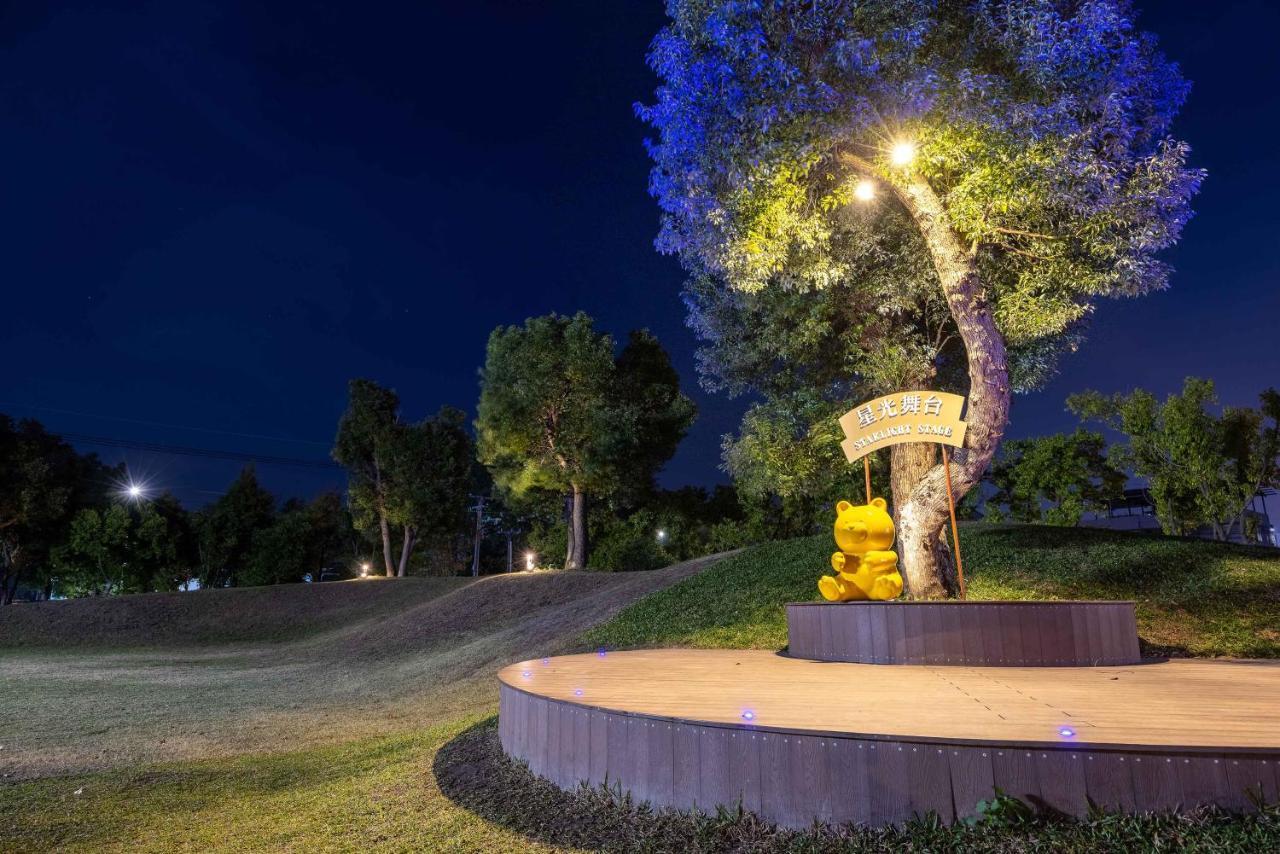 Hsin Hotel Chiayi City Exterior photo The Golden Monkey statue at the entrance of the park