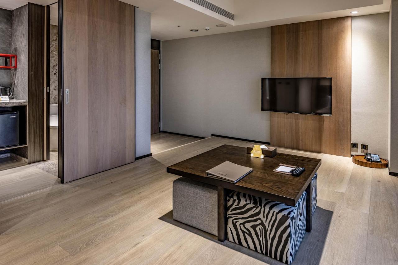 Hsin Hotel Chiayi City Exterior photo A suite at the hotel
