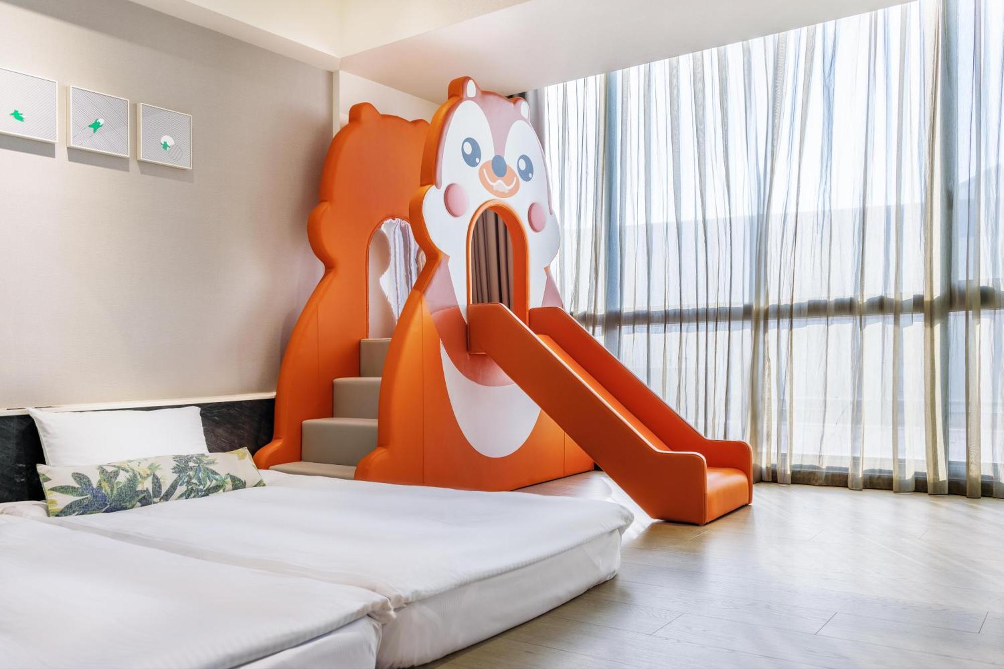 Hsin Hotel Chiayi City Exterior photo Family room with slide